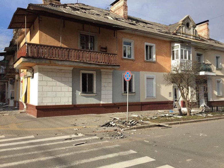 У Чернігові війська РФ завдали ракетного удару по центру міста 03