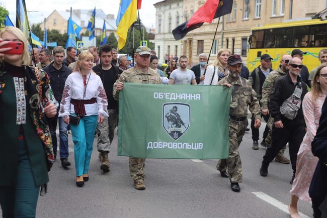 Шествие в честь Дня Героев прошло во Львове 04