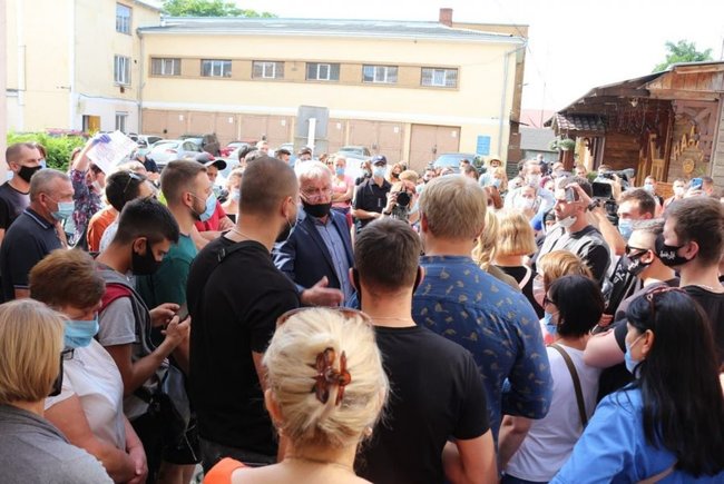 Підприємці в Коломиї мітингують проти червоних карантинних обмежень 03