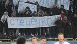 Беспорядки в Днепропетровске: фанаты вывесили плакат против человека Коломойского. Вмешалась милиция. ВИДЕО.