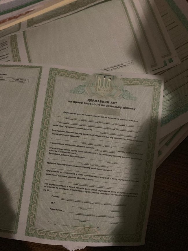 Ликвидирована преступная группа, изготовлявшая поддельные документы. Изъяты тысячи документов и сотни печатей, - СБУ 04
