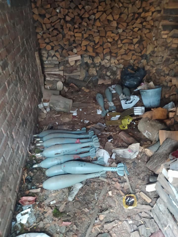 В ДСНС показали фото з Чернігівщини: нещасна земля...Снаряди у кожному погребі. Бідні демілітаризовані собаки та корови 03 В ДСНС показали фото з Чернігівщини: нещасна земля...Снаряди у кожному погребі. Бідні демілітаризовані собаки та корови 03