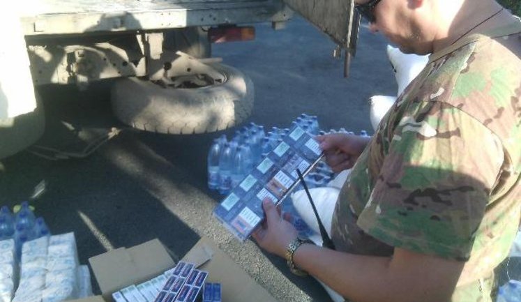 Taxmen detained dozen of vehicles carrying food and cigarettes for “LPR” militants. PHOTOS