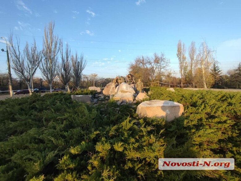 В Николаеве взорвали обелиск Родина-мать 05