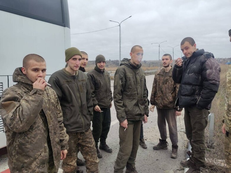 Из российского плена сегодня вернули 50 украинских воинов 03