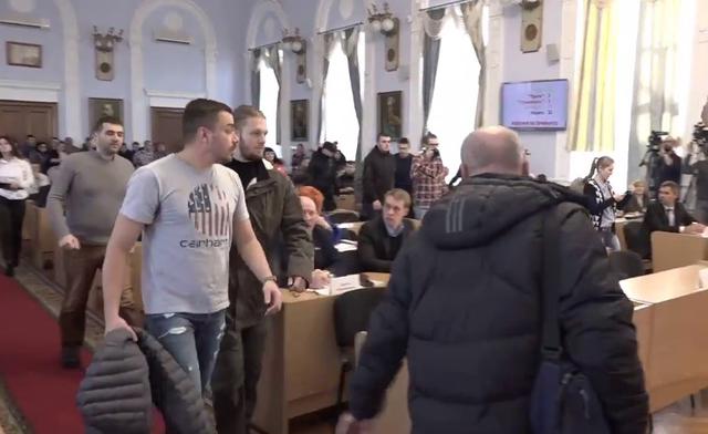 Прихильники екс-мера Миколаєва заблокували сесію міськради, поліція повідомила про замінування будівлі, - НикВести 04