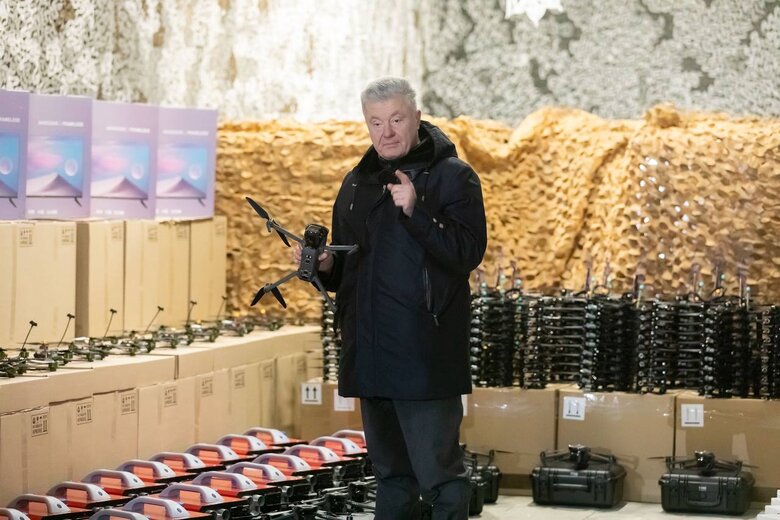 Порошенко передав партії техніки на фронт вартістю 67 млн грн