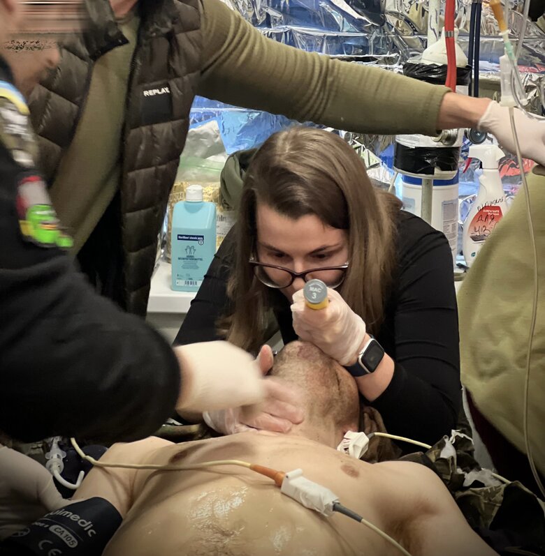 Лікар-доброволець Наталя (Кориця): Привезли військового з турнікетами на трьох кінцівках. Ти дивишся і розумієш: їх доведеться ампутувати 04