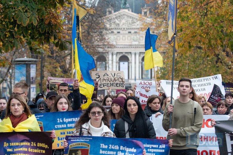Семьи защитников Мариуполя прошли шествием по Львову 01