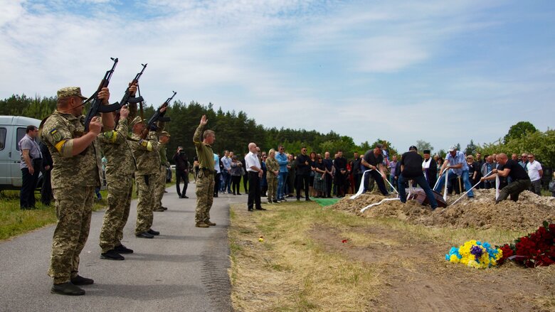 У Полтаві попрощалися із трьома воїнами, які загинули, захищаючи Україну 06