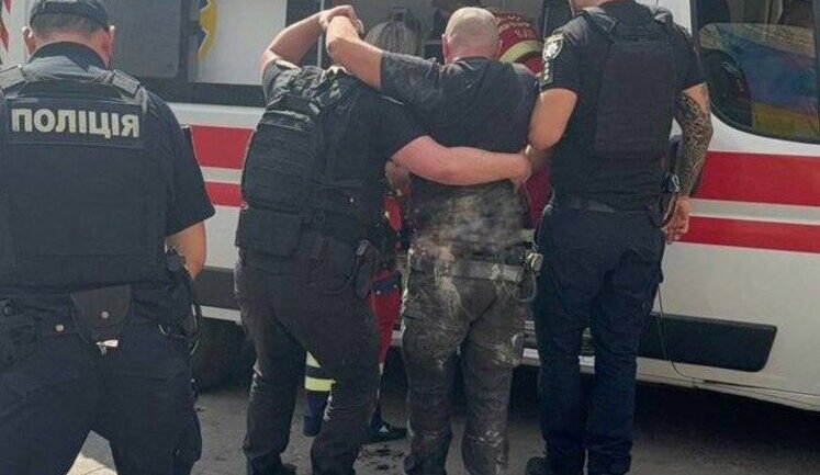 Мужчина пустил газ и взорвал квартиру в Киеве, ранен полицейский. ФОТО