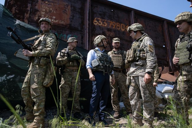 Zelenskyi visits frontline positions in Donbas 04