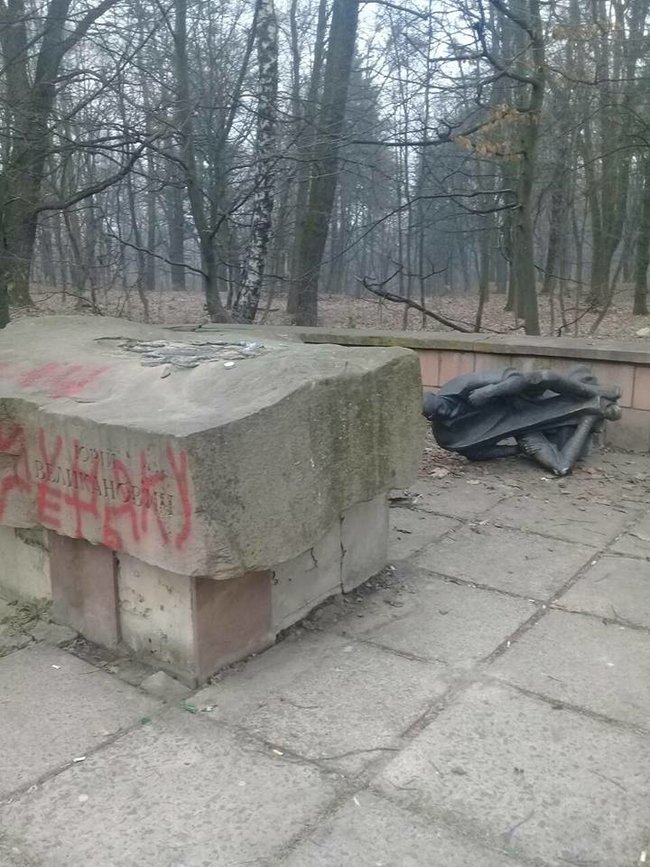 Невідомі зруйнували у Львові памятник комуністу Великановичу 01