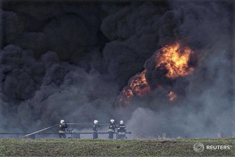 Наслідки обстрілу російськими окупантами нафтового підприємства у Лисичанську 04