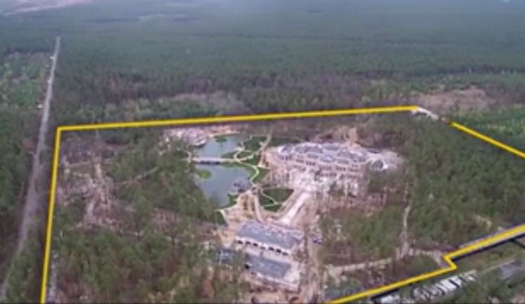Slidstvo.Info journalists came under fire while filming Akhmetov's new manor near Kyiv. VIDEO