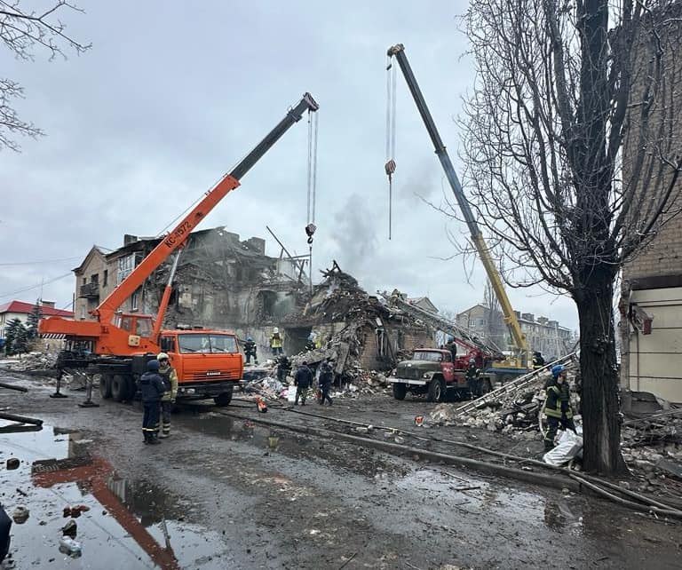 Ракетний удар по Новогродівці: З-під завалів дістали тіло 61-річного загиблого 01