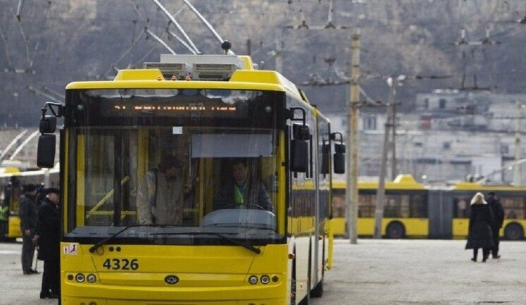 У столиці через обрив контактної лінії зупинилися тролейбуси в напрямку аеропорту "Київ", куди має прилетіти Порошенко. КАРТА