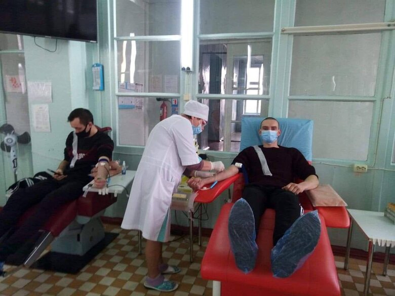 Massive attack on Kherson: giant queues at blood donation centers 04