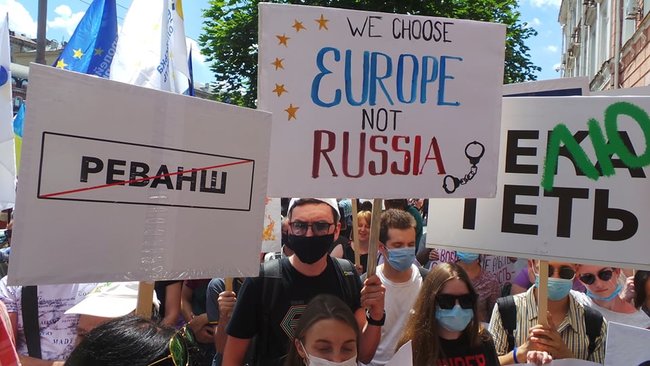 Після акції під ДБР багатотисячна хода попрямувала до Печерського суду на підтримку Порошенка і проти політичних репресій 16