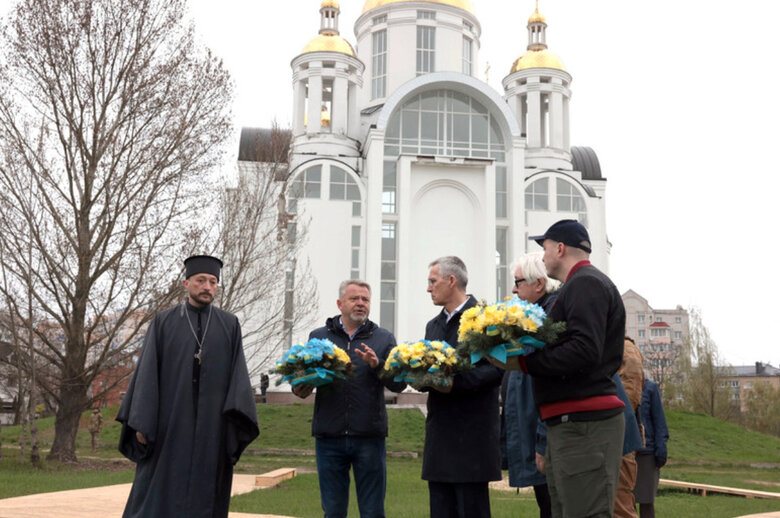 Столтенберг відвідав Бучу 01