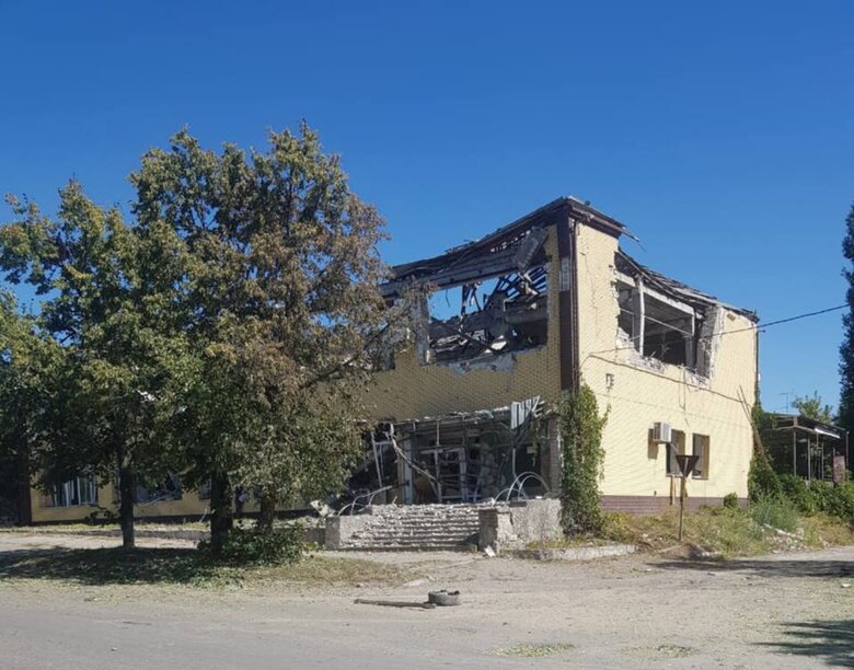 Рашисти вдарили по центру Куп’янська, поранено чоловіка 02