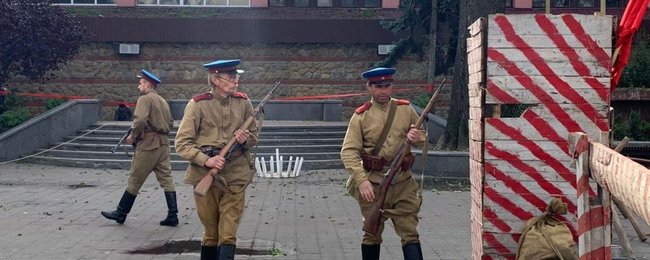 Бій воїнів УПА із солдатами НКВС відтворили в центрі Івано-Франківська 01