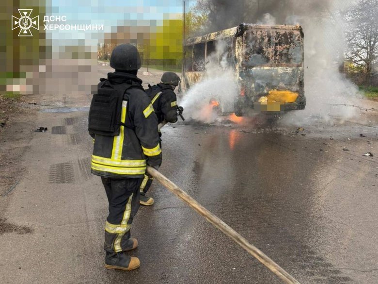Атаки на Херсонщині: поранені чоловіки та удар по автобусу