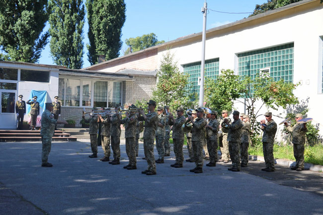 Меморіальну дошку загиблому на Донбасі воїну 24-ї ОМБр Вячеславу Куцмаю відкрили на подвірї школи №46 у Києві 01