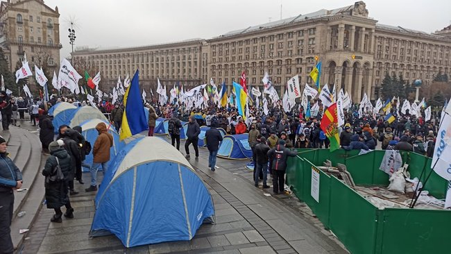 Протест ФОПів: Правоохоронці спробували демонтувати намети - застосовували сльозогінний газ 16