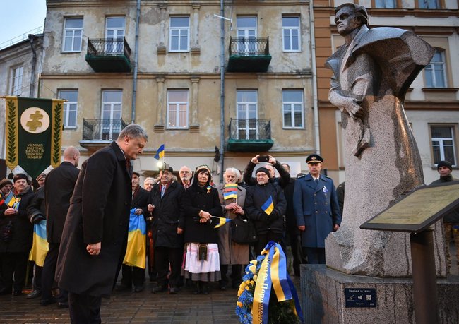 Порошенко відкрив Український сквер у Вільнюсі 01
