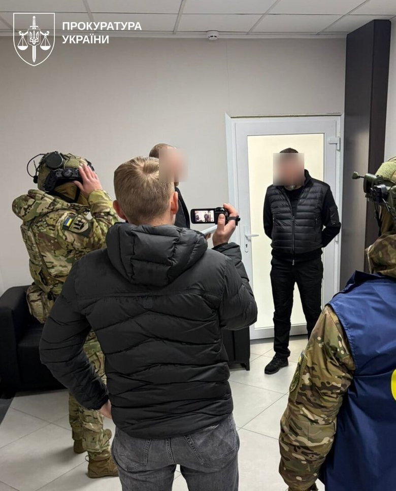 Посадовця Повітряних сил та начальника управління СБУ викрили на хабарі