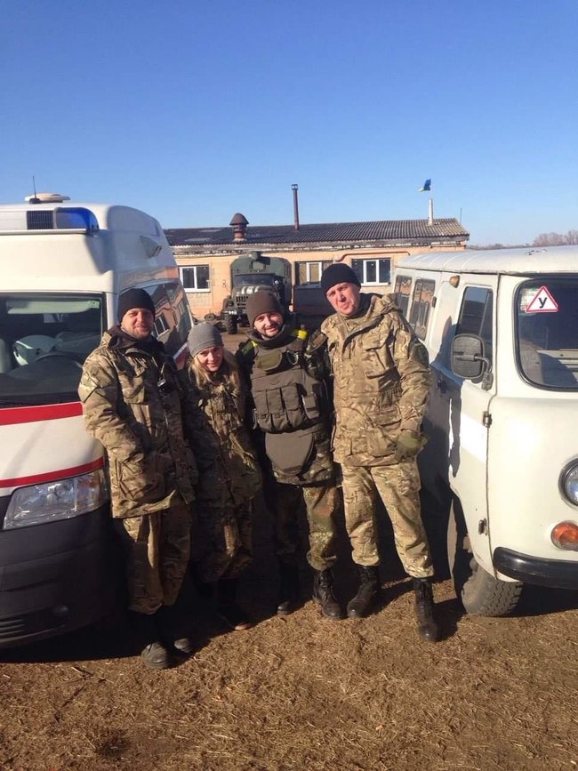 Відомий волонтер, водій-санітар 54 ОРБ Вікторія Шинкаренко: Перші три тепловізори ми передавали на Савур-Могилу. І після чергового штурму нам передзвонили і сказали, що хлопці з ним спали в обіймах, бо вони досі не бачили такого обладнання - це дуже надихало 15