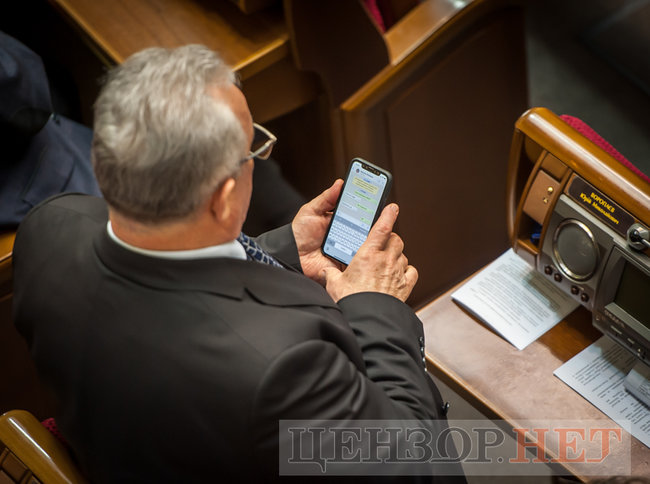 Нардеп Вознюк обговорює з Зіронькою готель на літо, поцілунки Бахтєєвої з Шурмою і Кожемякіним, Ірина Луценко з гранатами і листування Воропаєва із Заружко щодо голосування, - день роботи ВР 5 квітня 23