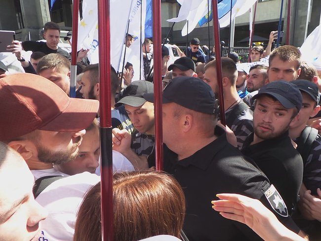 Шибениця, голова Леніна і бійки, - активісти пікетують КС з вимогою не скасовувати закон про люстрацію 19