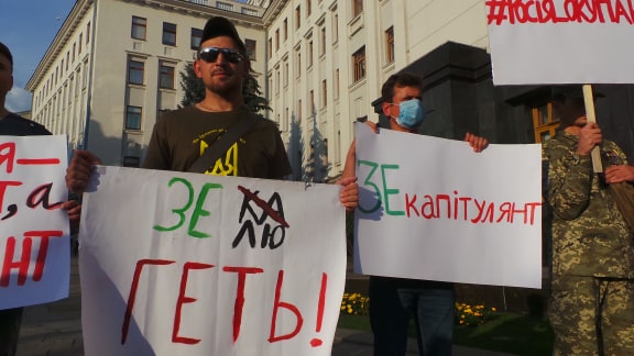 Под Офисом Зеленского в Киеве прошла акция протеста против условий прекращения огня на Донбассе 14