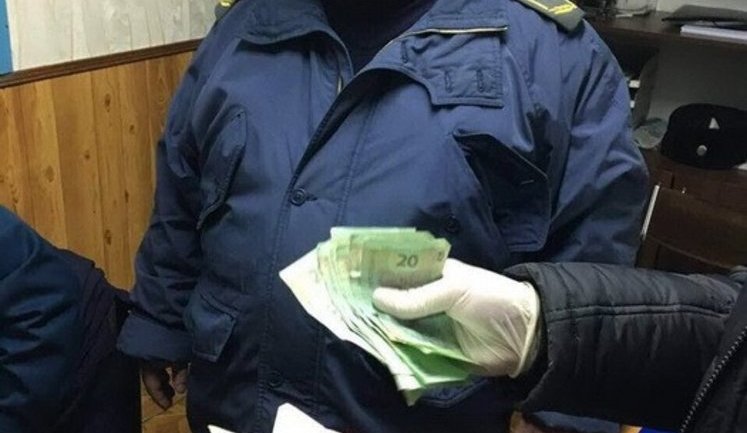 Задержаны волынские таможенники, которые брали по 300 долларов за ввоз машин с иностранными номерами. ФОТОрепортаж