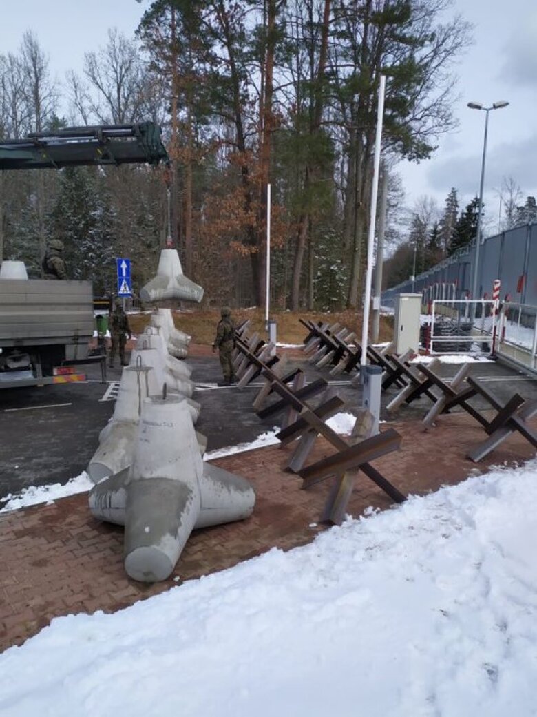 Польша устанавливает противотанковые заграждения на границе с Беларусью 03