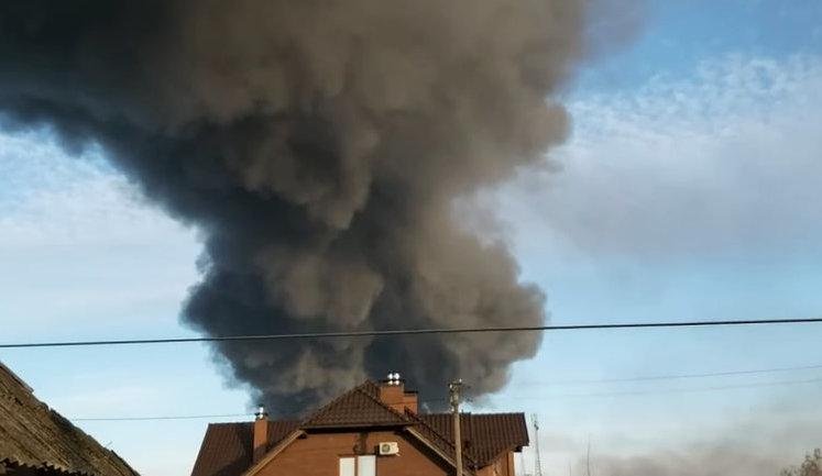 Унаслідок російського авіаудару по Василькову горить склад із боєприпасами: детонують снаряди, - поліція. ВIДЕО