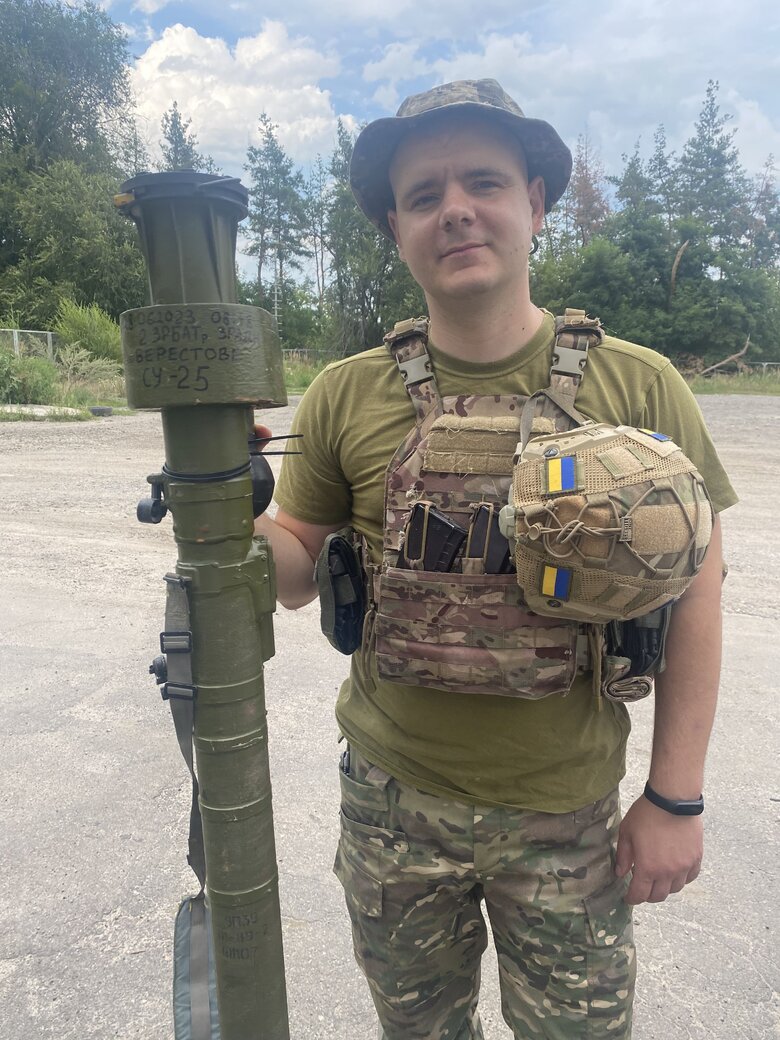 Стрілець-зенітник 10-ої бригади Орест Урин: Російський пілот помилився під час маневру. Я вийшов з укриття і з Ігли поцілив у двигун літака… 04