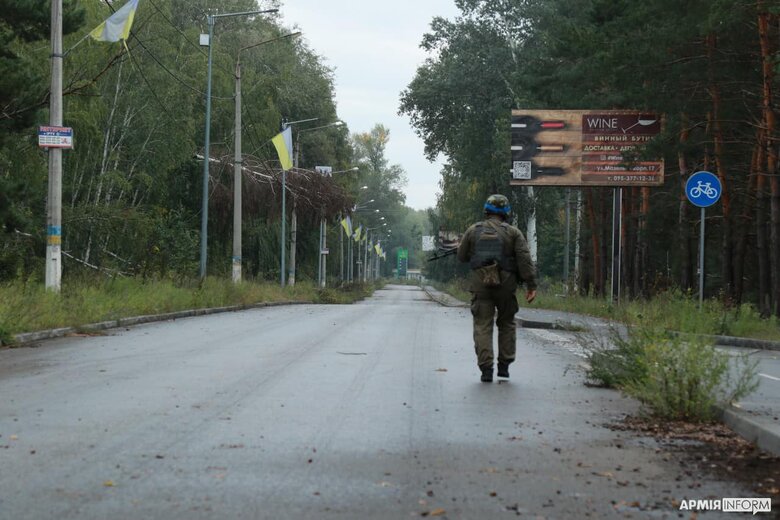 Звільнений Святогірськ: розбомблені будинки, покинуті автівки та боєприпаси 13