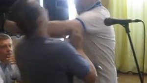 Учасник громадських слухань у Павлограді отримав по обличчю за "громадянський конфлікт на Донбасі". ВІДЕО