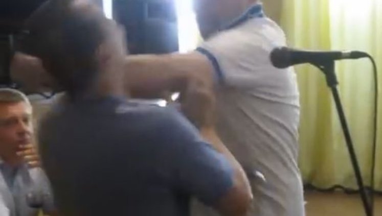 Учасник громадських слухань у Павлограді отримав по обличчю за "громадянський конфлікт на Донбасі". ВІДЕО