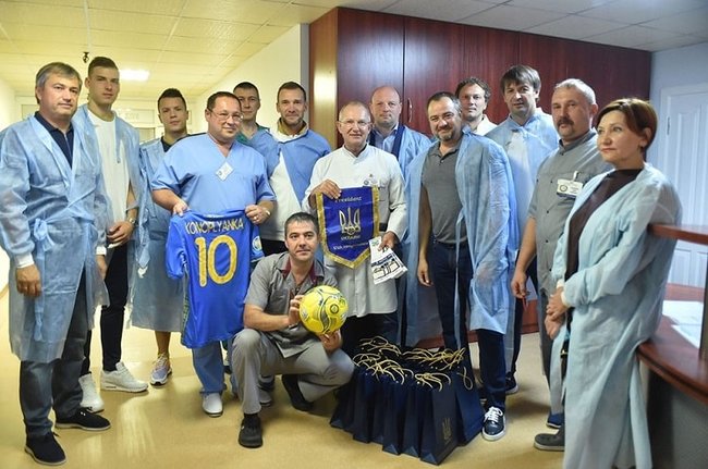Тренери і гравці збірної України з футболу провідали поранених військовослужбовців, які перебувають на лікуванні в Дніпрі 06