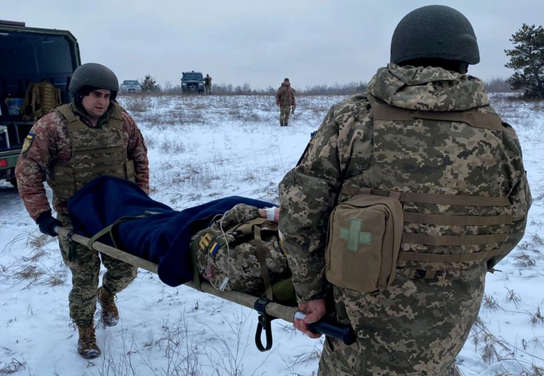 Военные провели в Луганской области учения по аэромедицинской эвакуации раненых 02