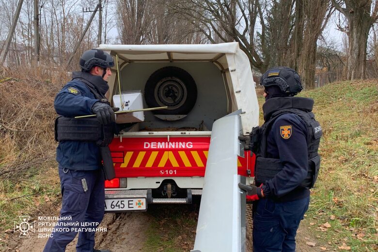 На Київщині сапери ДСНС зняли з дерева російський безпілотник-приманку