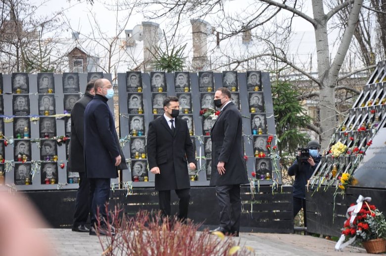 Зеленський та Єрмак вшанували память загиблих Героїв Небесної Сотні в Києві 07