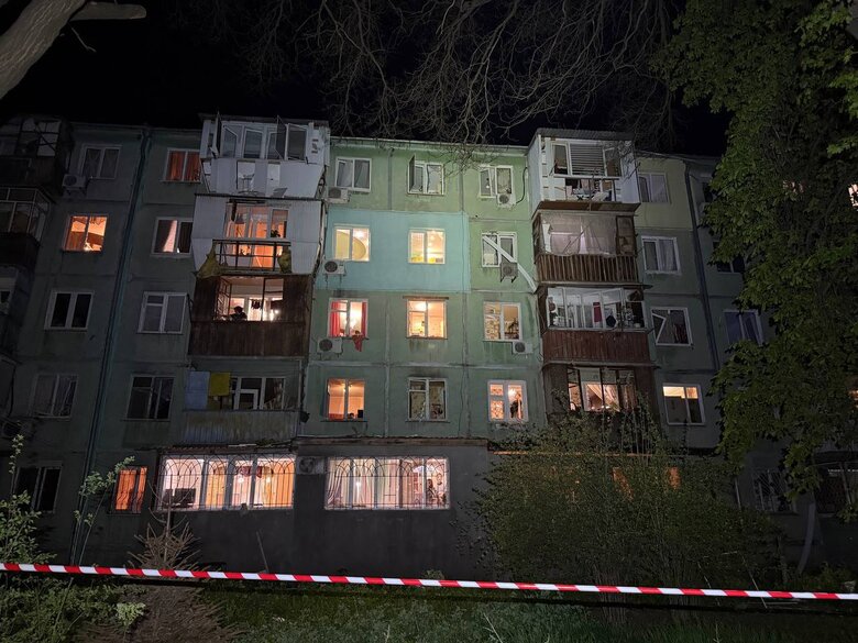 Будинок, який постраждав після російської атаки на Одесу 21 квітня