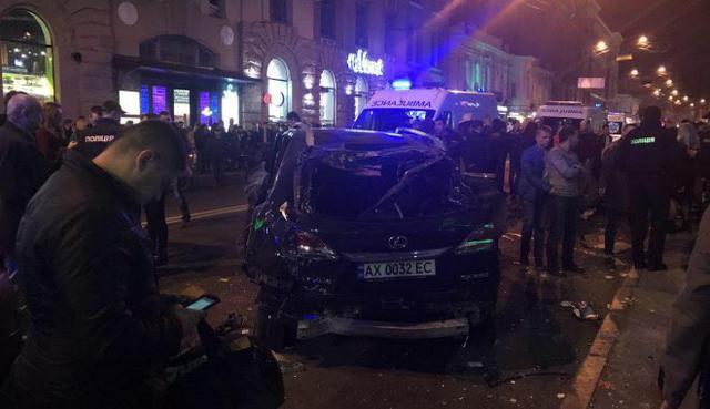 Внедорожник въехал в пешеходов на одной из центральных улиц Харькова. Очевидцы говорят о пяти погибших 02