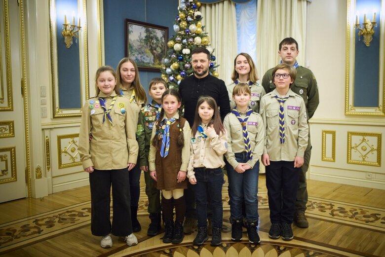 Скаути передали Вифлеємський вогонь Зеленському