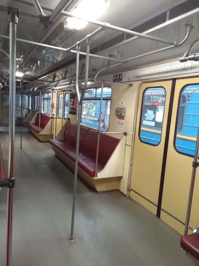 Вагон із вертикальними поручнями запустили в київській підземці 02
